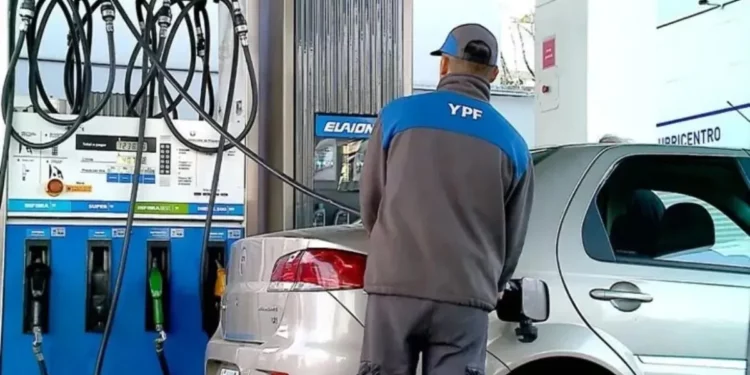 YPF y Axion se sumaron al aumento de sus combustibles